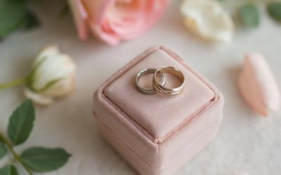 Személyre szabott karikagyűrűk: gravírozás, formavilág, kombinált fémek